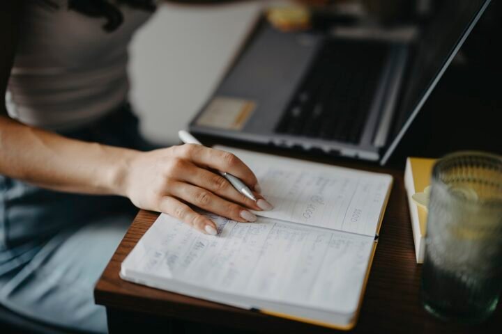 Best AI writing tools in 2026 for founders and marketers, compared