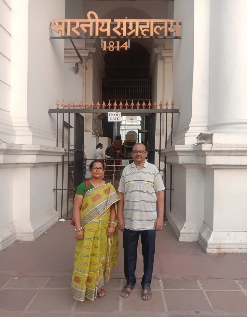 An elderly Indian couple standing outside the Indian Museum in Kolkata