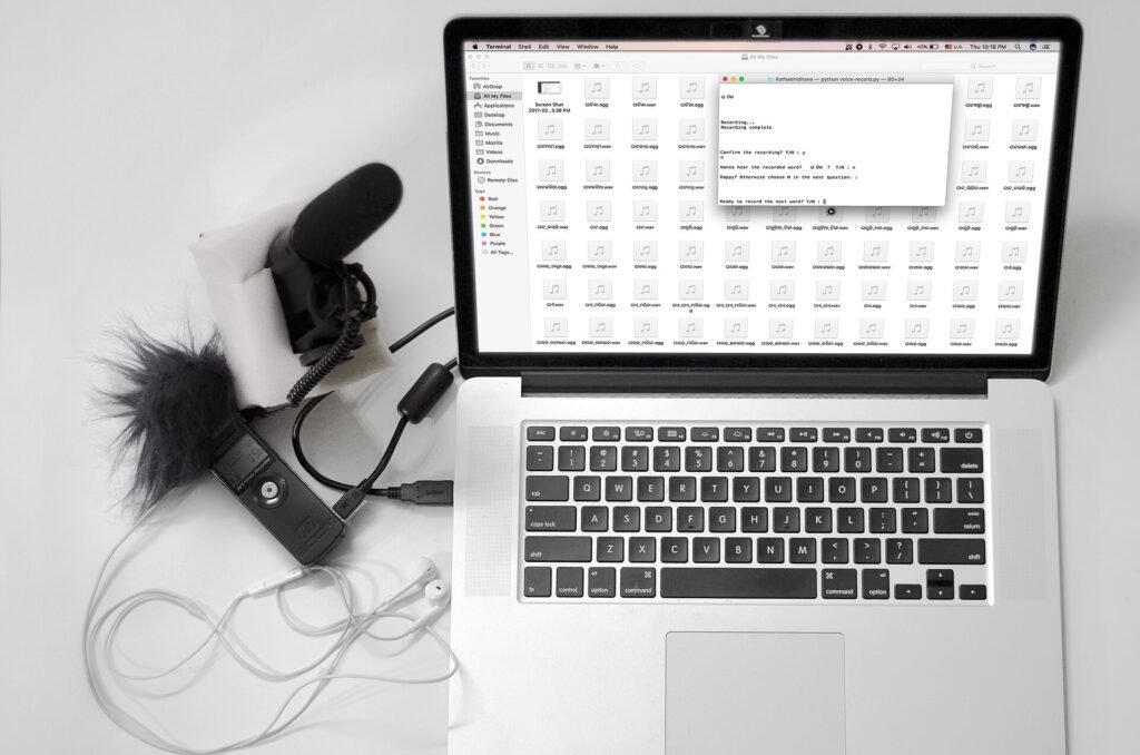 Home recording setup with a shotgun microphone, a foam pad and a handheld audio recorder, used to record spoken words for Wiktionary