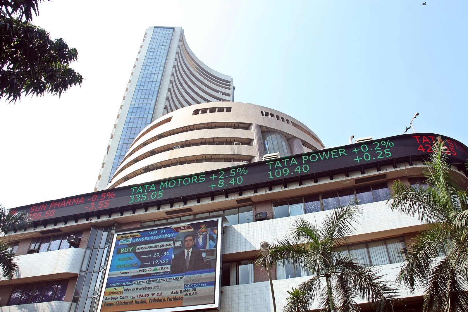 Fractal IPO demand: what 4x QIB bids and a flat debut signalled